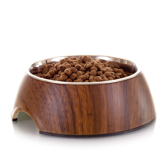Hunde- oder Futterschüssel aus Holz mit trockenem Futter darin.
